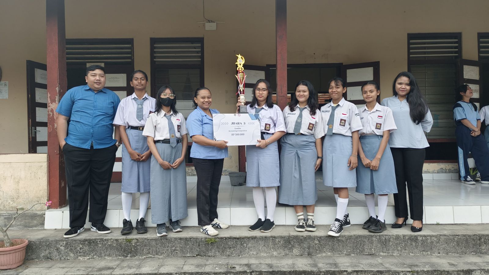 Penyerahan Piala Kejuaran Olimpiade Akuntansi UTDI hari Selasa, 27 Agustus 2024